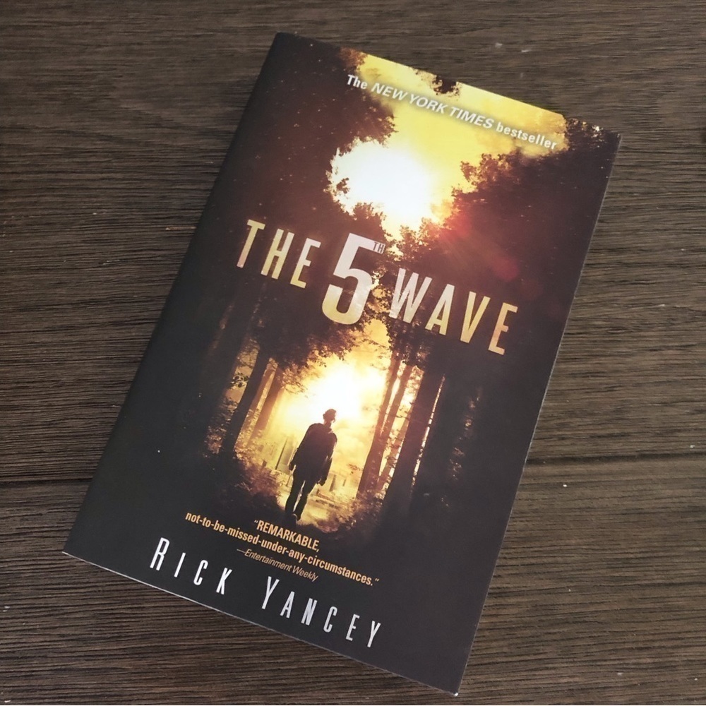 The 5th Wave Series: The 5th Wave by: Rick Yancey paperback book